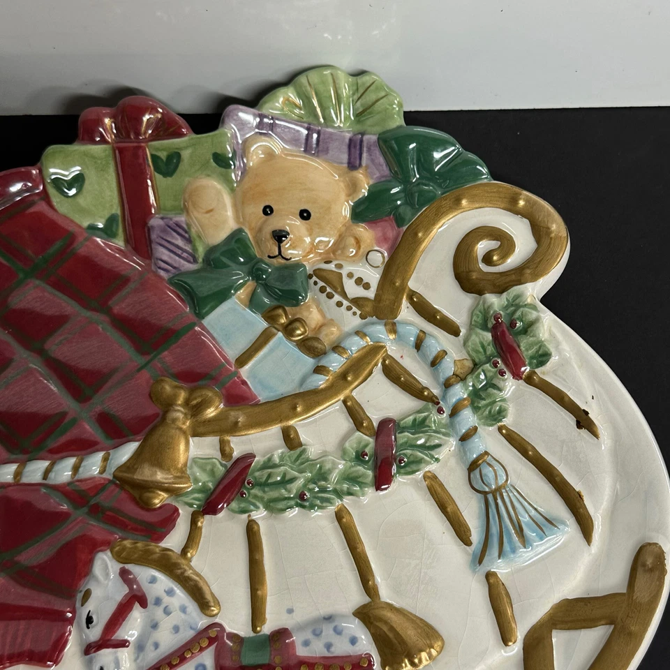 Placa decorativa de Natal cerâmica 12" Allure 2002 brinquedos de trenó dourado pesado - Imagem 4 de 4