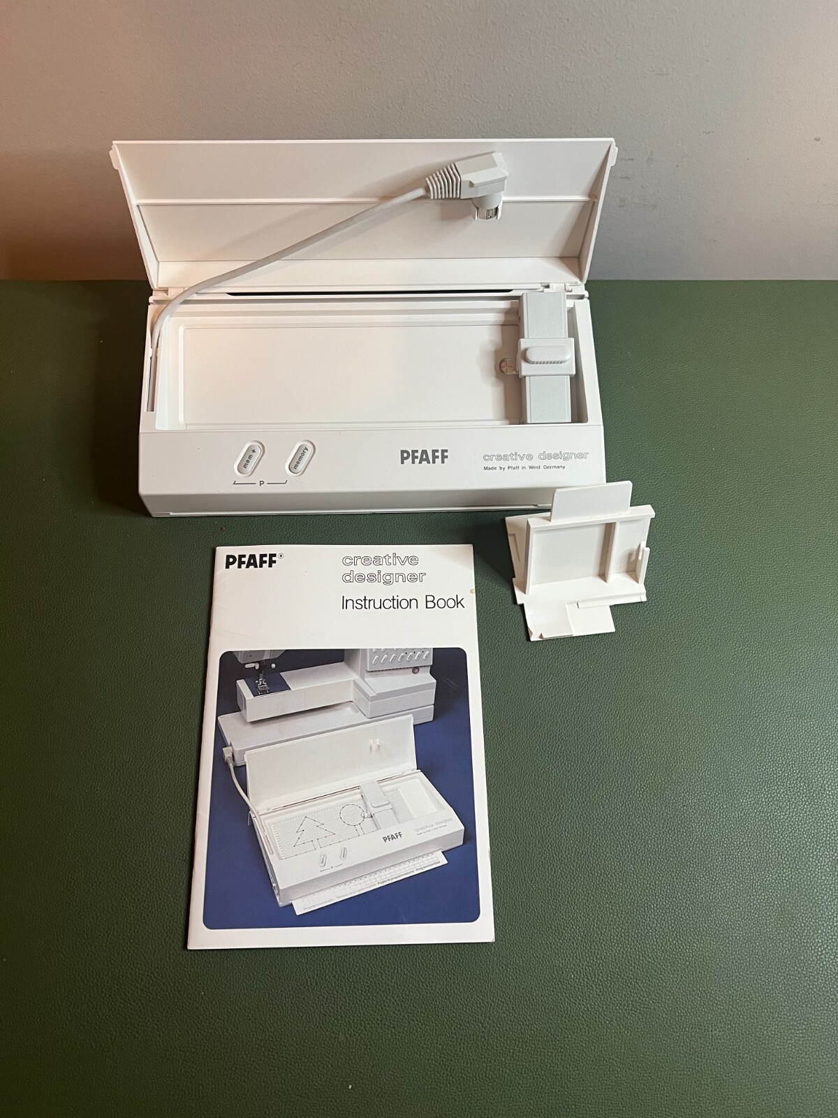 Pfaff Creative 1473 CD Sewing Machine Dual Feed Embroidery 177 Built In