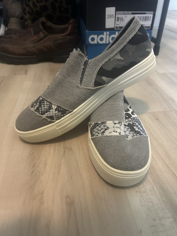 WOMENS SHEIN GRAY ANIMAL PRINT LOW RISE SLIP ON TOMS TENNIS SHOES SIZE 8