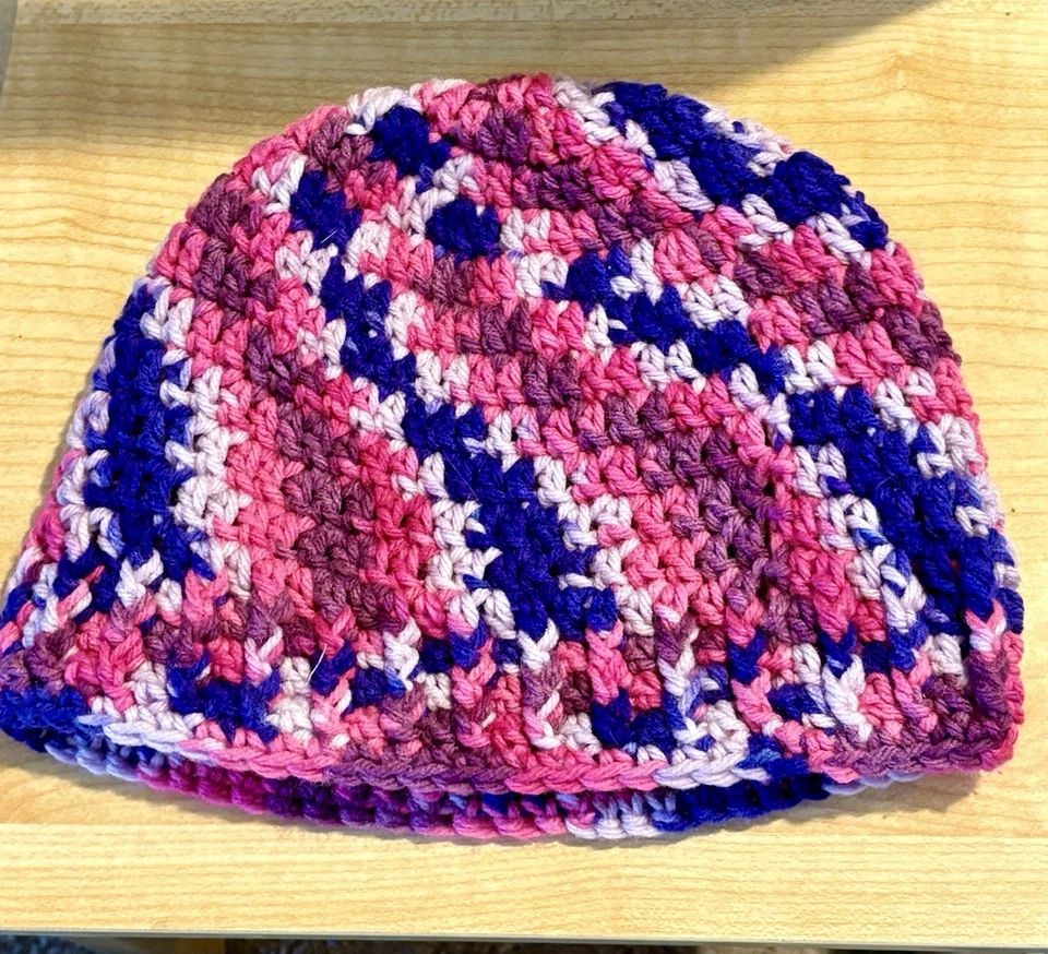 Gorro de ganchillo hecho a mano rosa y púrpura Foto 2 de 2