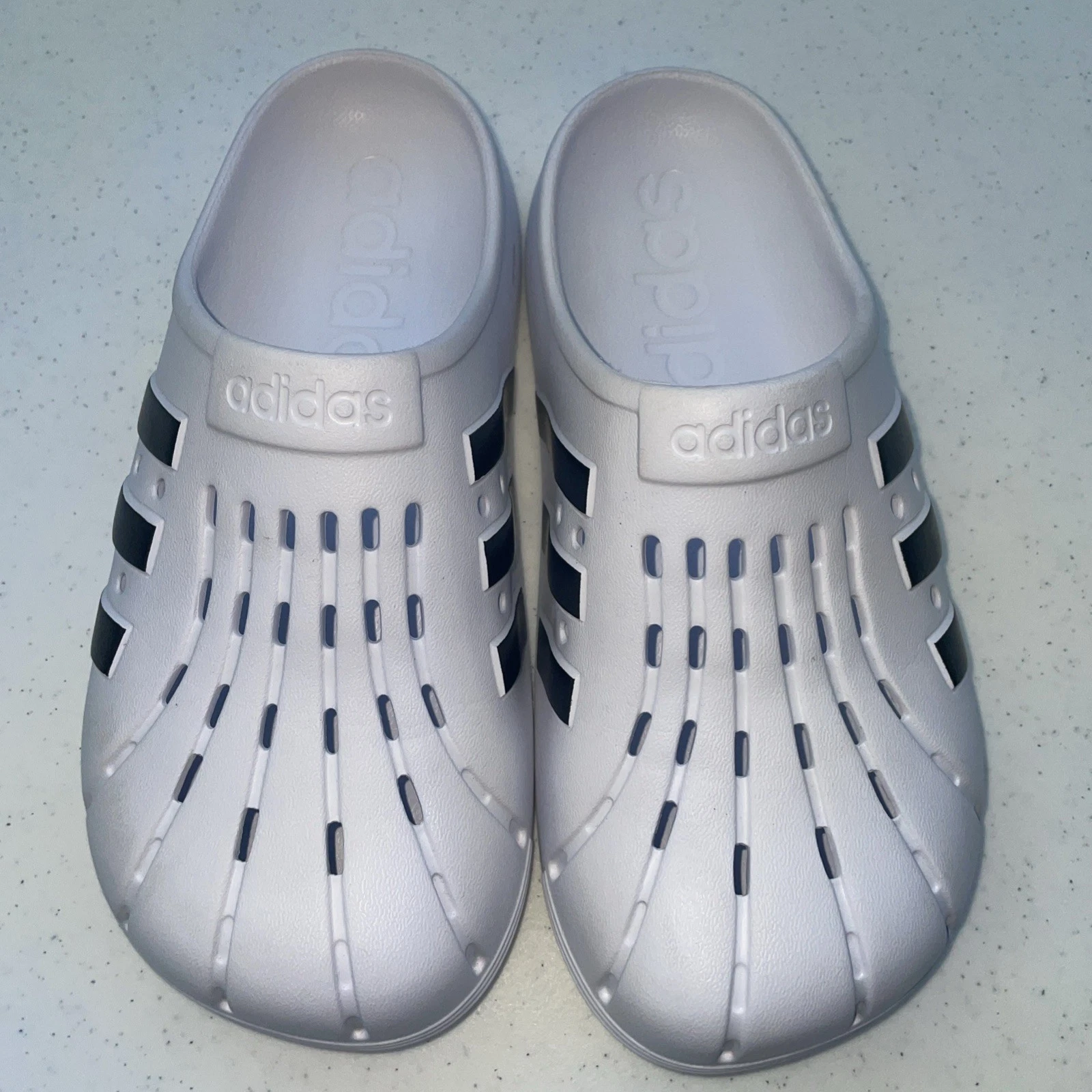 Sandali unisex Adidas Adilette Clog bianco nuvola nero nero uomo taglia 7 donna 8