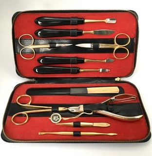 Maniküre Pediküre Set 11 teilig Leder Schwarz Logo Krone Kreuz Vintage Top