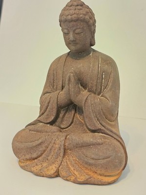 Antiker japanischer Buddha aus Gusseisen. Wunderschöne rostige Patina. 15 cm hoch. 