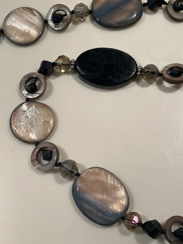 Collana lunga elementi madreperla lavorata - Foto 4 di 6