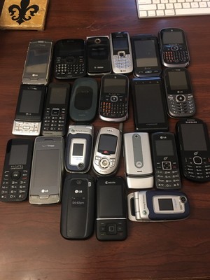 Lot of 22 Old Vintage Used Cell Phones Flip Samsung,Motorola,LG, Not