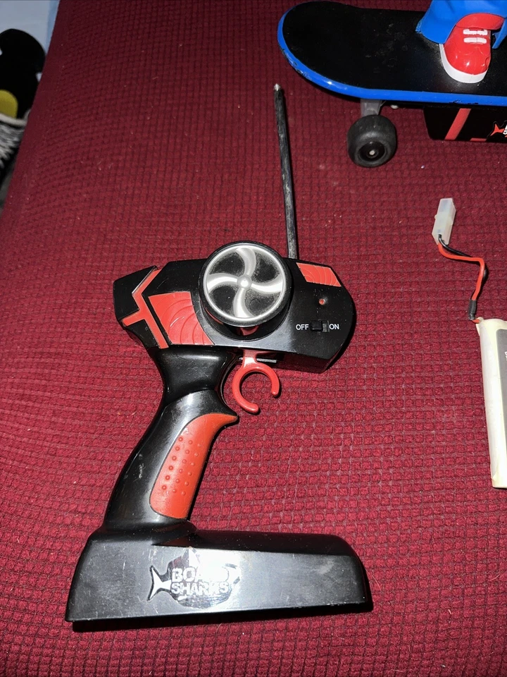 Planet Toys Board Sharks RC Skateboarder Complete Pre-owned! - Image 3 of 4