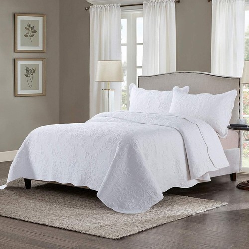 Traditional King Quilt Set with Pillow Cases - Elegant Microfiber Bedding - Picture 5 of 10