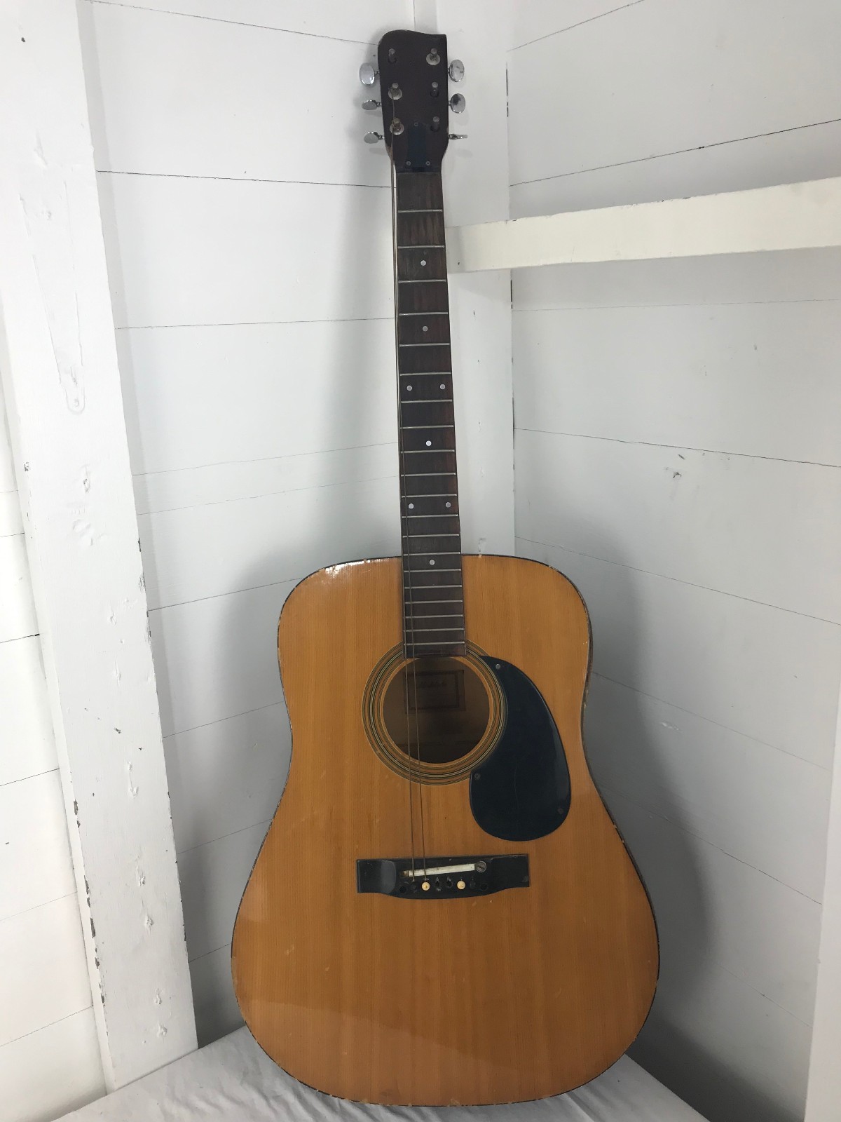 Vintage Acoustic Guitar in Crap Condition - Guitarcass - Repair Project
