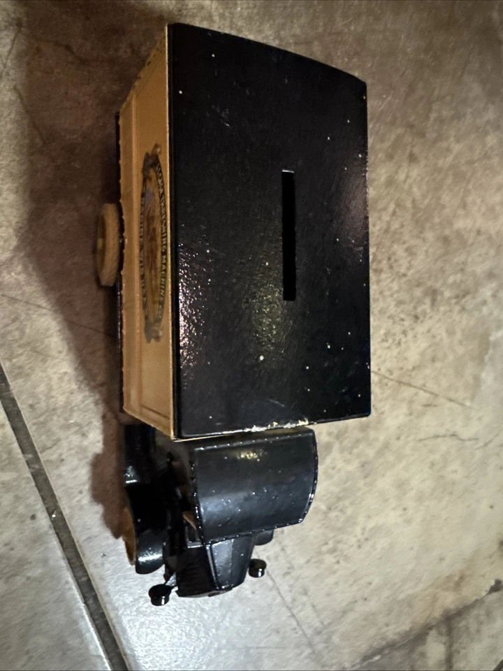 Banco de monedas fundidas a presión Ertl 1926 Mack Bulldog Foto 3 de 4