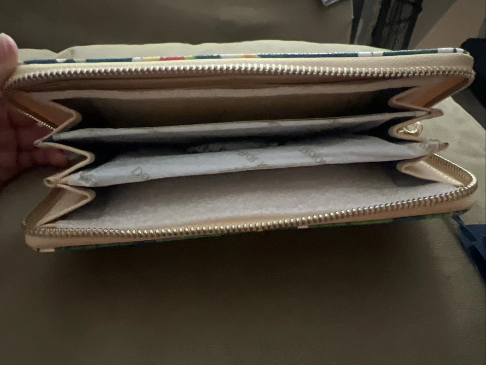 Cartera Disney Aulani Stitch Dooney & Bourke Foto 2 de 3