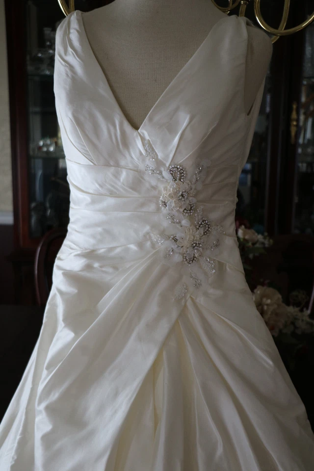 Vestido de novia Anjolique Marfil Bisque Seda Cuello en V Seda Tafetán Princesa Vestido ¡GUAU! Foto 4 de 4