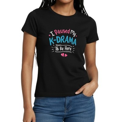 I Paused My K-Drama To Be Here K-Pop Fan Frauen T-Shirt