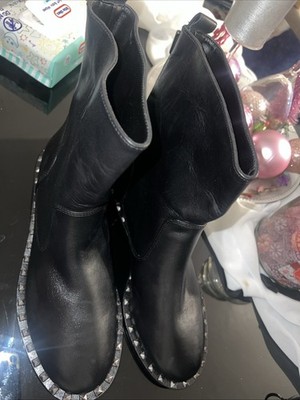 Classic yet always on-trend, our women's boots are perfect with jeans Size 9