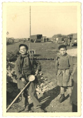 Orig. Foto franz. Kinder mit Zigarette am Atlantikwall Nord Frankreich 1940
