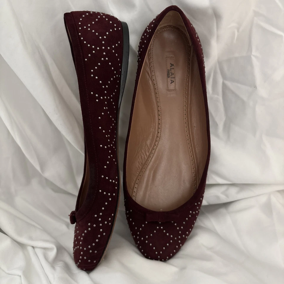 Zapatos planos de ballet de gamuza borgoña talla 10,5 ALAIA Paris con tachuelas punta de almendra 40,5 Foto 2 de 4