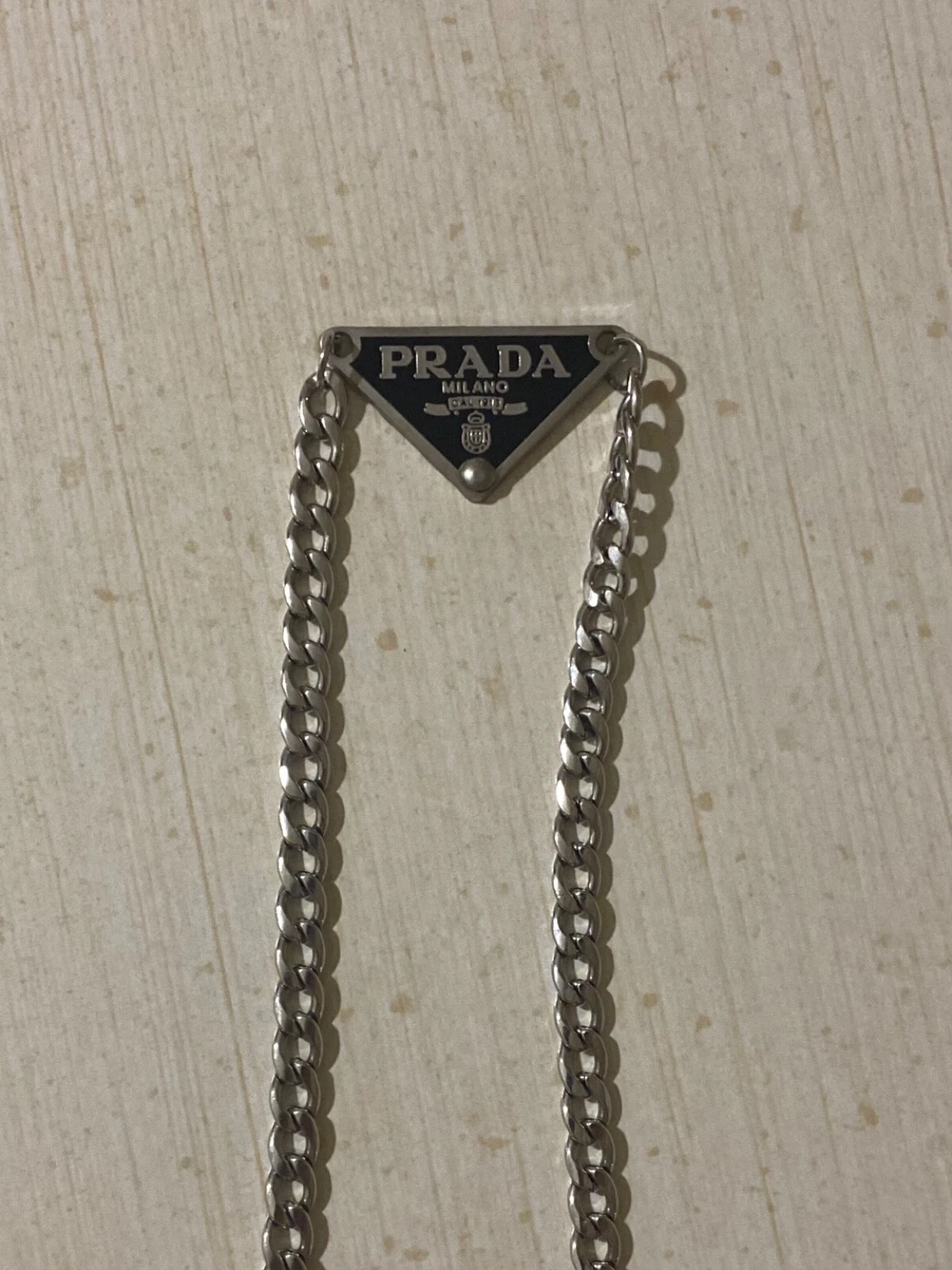 Collana PRADA: Elegante collana unisex a catena con ciondolo triangolare