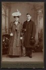 F0003; Elegancka para. Stare duze oryginalne zdjecie na kartoniku z okolo 1900 r