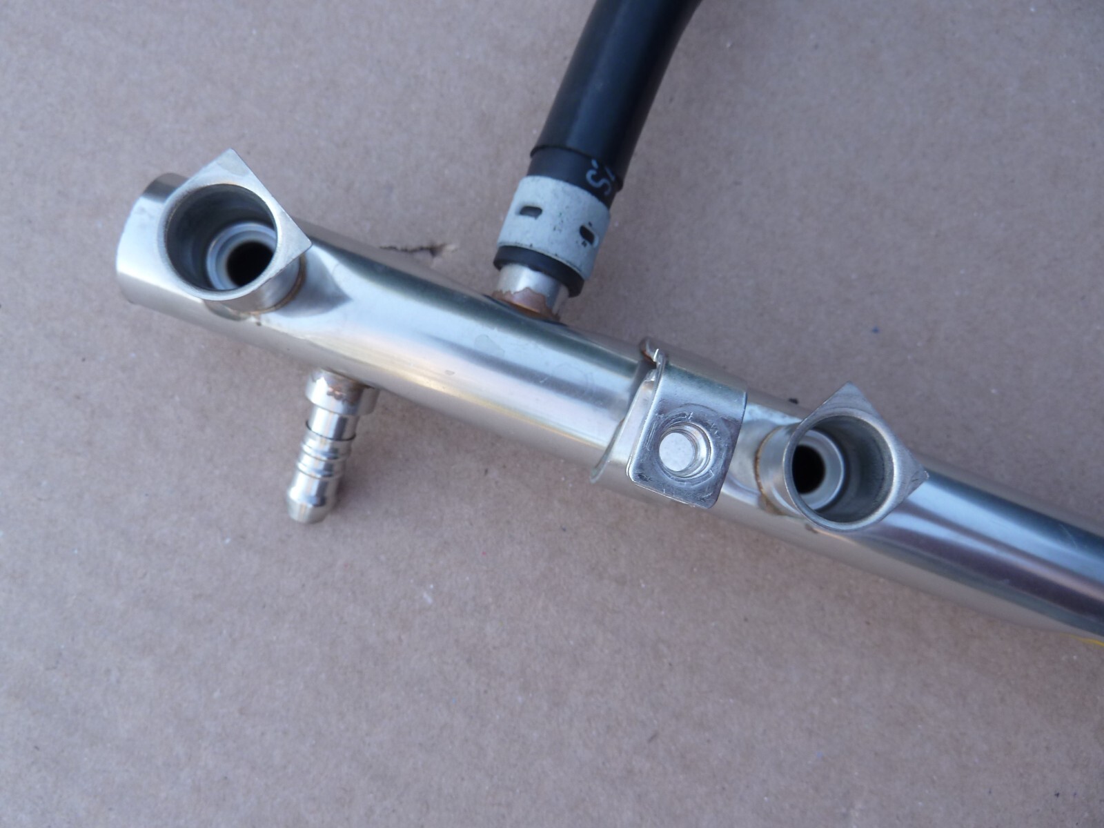 Lamborghini Huracan EVO 5.2 V10 OEM Right Fuel Injector Rail Pressure Pipe R8