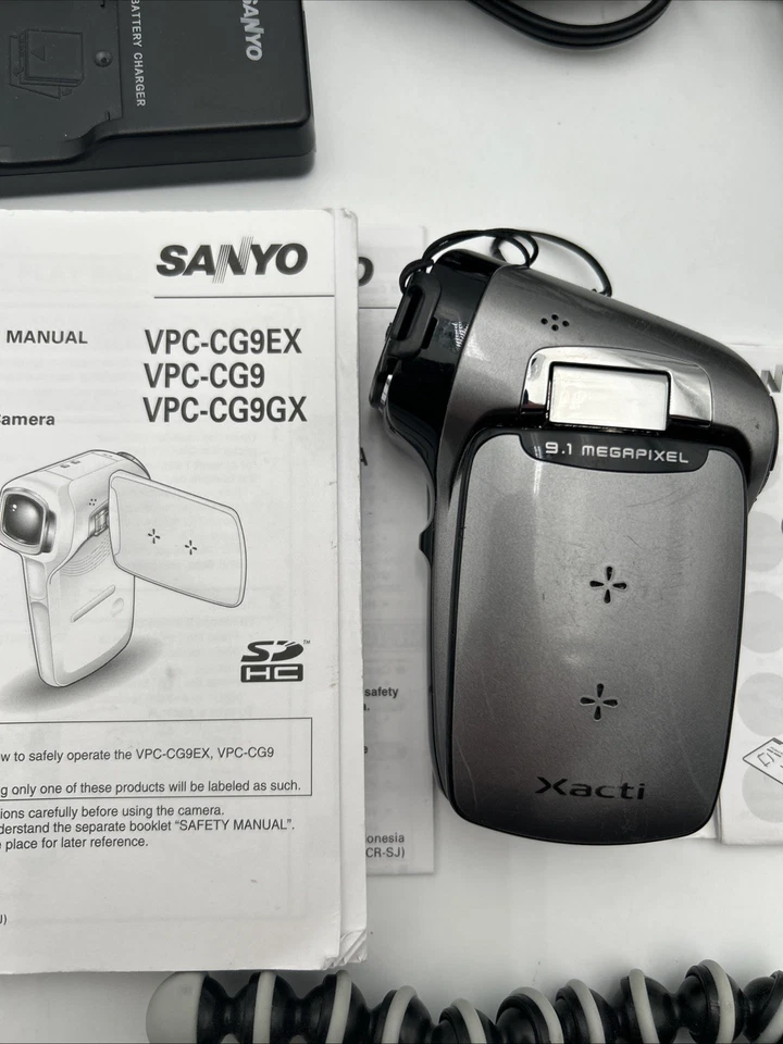 Sanyo VPC-CG9 Digital Movie Camera With Accessories & Manuals 9.1 MP UNTESTED - Image 2 of 4