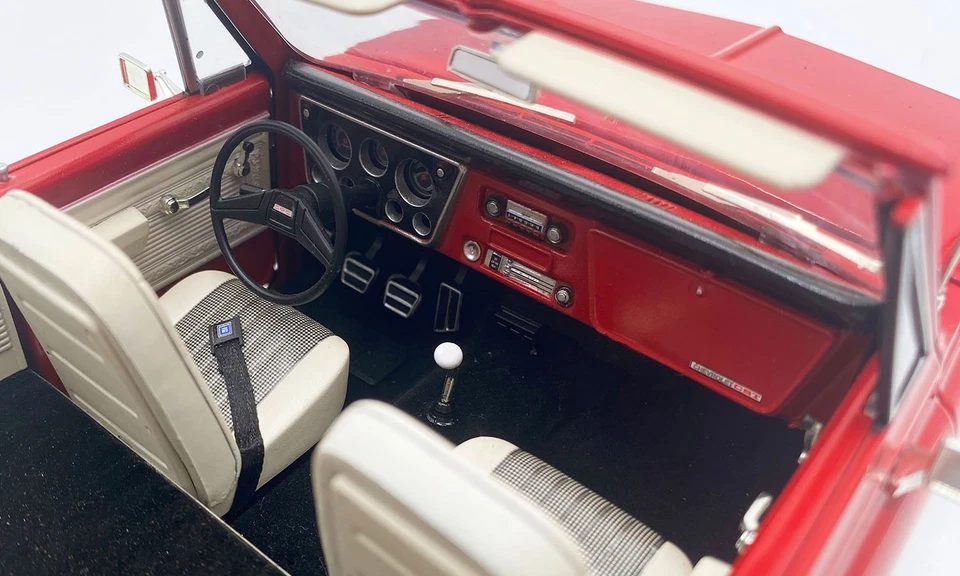 ACME 1:18 1970 GMC JIMMY RED SLAMMED CUSTOM A1807715 - Image 4 of 4