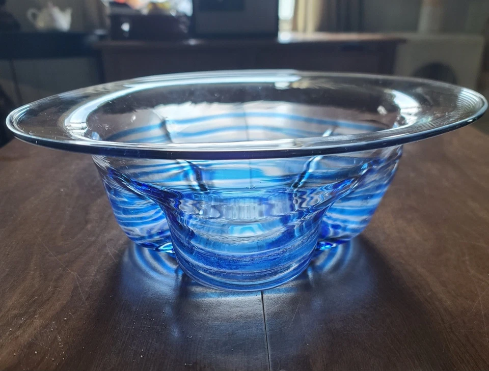 Este es un cuenco de cristal de Murano soplado a mano en forma de sombrero Foto 2 de 4