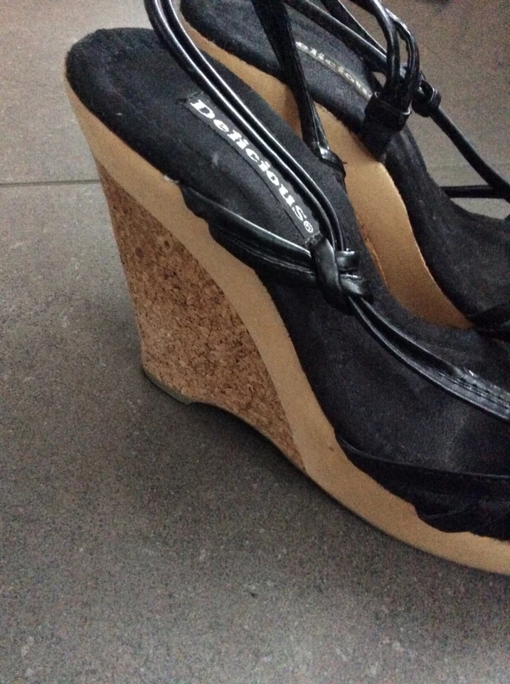 Salto alto plataforma Delicious 8 EUA 38 UE preto bronzeado - Imagem 3 de 4