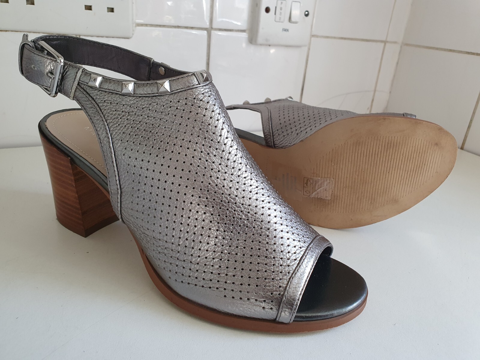 APL MARC FISHER DESIGNER UK 6 5 EU 40 DONNA SANDALI TACCO BASSO PELLE GRIGIO ARGENTO