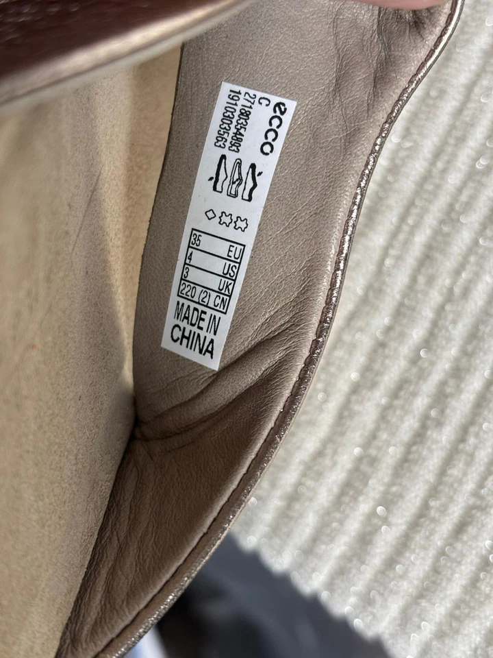 Sandalias Ecco sin cordones cómodas para mujer talla 4 tanga corchosfera puntera plateada  Foto 2 de 4