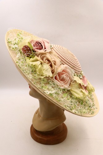 Eric Javits Guirnalda Gal Ala Ancha Derby Floral Sombrero FIRMADO 20" PRECIO DE VENTA SUGERIDO POR EL FABRICANTE $875 NUEVO CON ETIQUETAS - Imagen 8 de 12