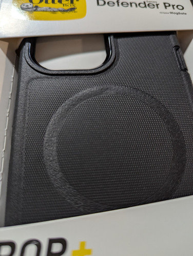 J3. OtterBox Defender Pro MagSafe Textured Grip Case für iPhone 15/14/13 - Schwarz - Bild 2 von 2
