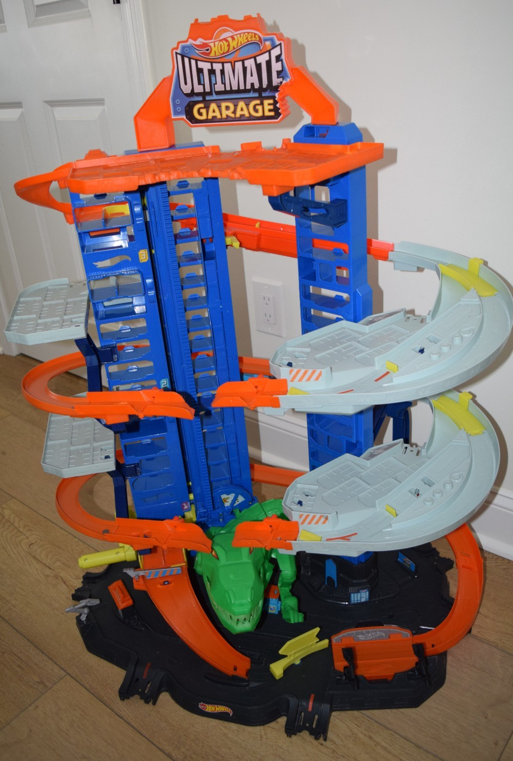 Hot Wheels City Ultimate Garage T-Rex 3ft+ Tall Holds 100+ Cars. VG Condition