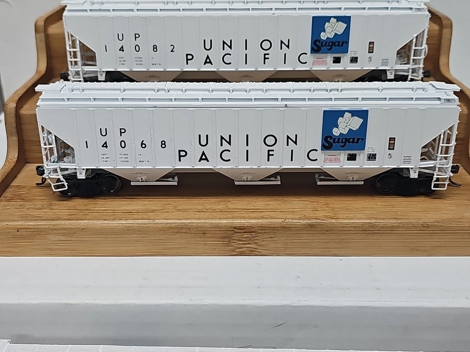 INTERMOUNTAIN 3 BAY HOPPER UNION PACIFIC SUGAR CAR  - Image 4 of 4
