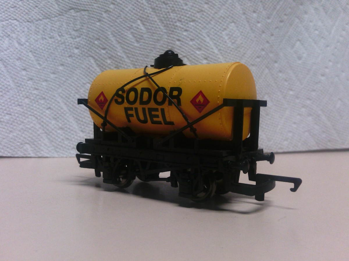Hornby Railways Thomas and Friends Sodor Fuel Tanker R9055 HO/OO