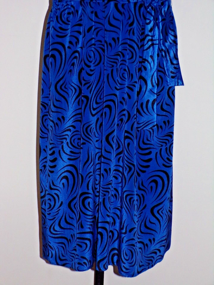 复古 80 年代皇家蓝色和黑色褶饰上衣 V 领袖口手工连衣裙 — 第 3/4 张图片