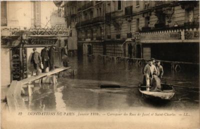 CPA PARIS Carrefour des Rues de Javel et St-Charles INONDATIONS 1910 (606154)