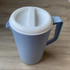 Vintage Rubbermaid #2718 1 Gallon Blue Plastic 11"  Pitcher White Slotted Lid