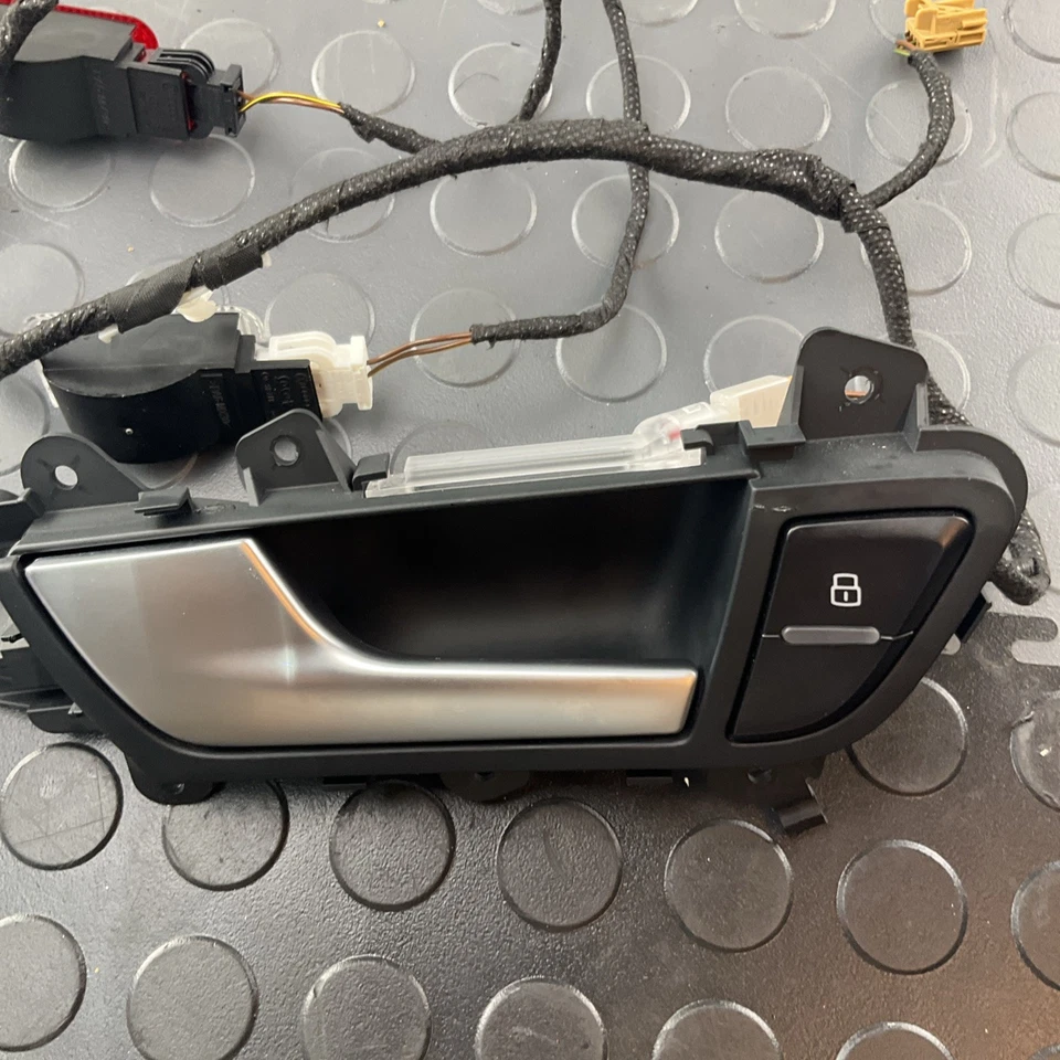 Manija de puerta interior trasera izquierda Audi A4 Quattro 2009-2016 con interruptor de bloqueo OEM Foto 2 de 4