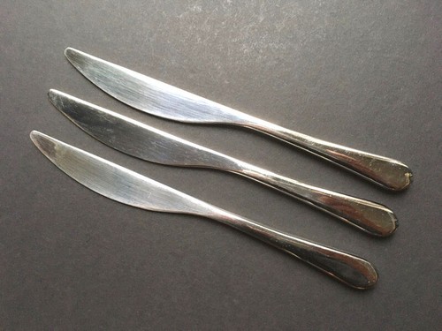 GS GOURMET SETTINGS "WINDERMERE" STAINLESS STEEL--lot of 3 DINNER KNIVES GUC