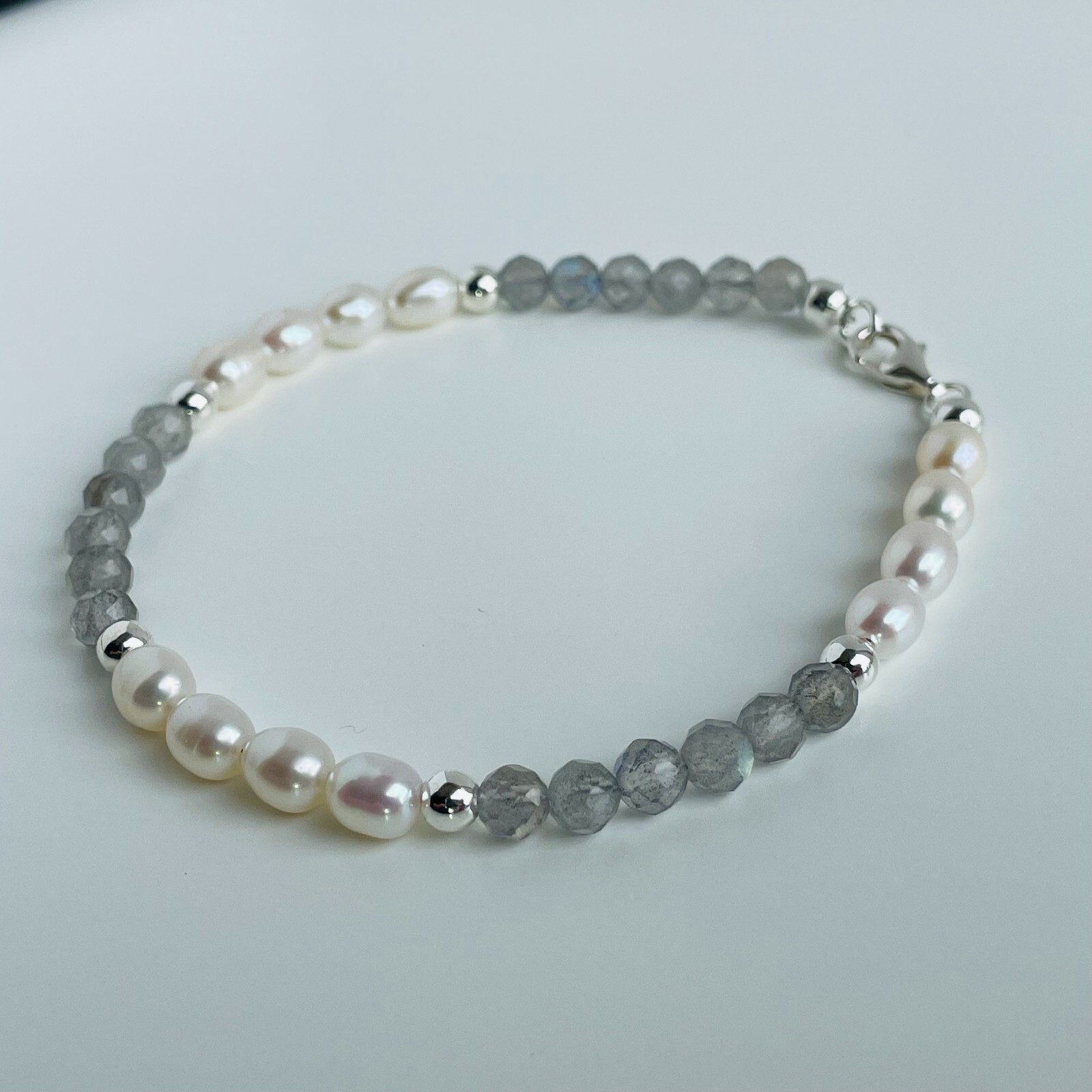 Bracelet labradorite et perles de culture en argent pour sublimer vos tenues