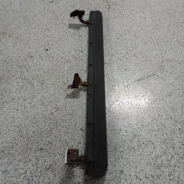 Nissan Pathfinder 2004 estribo lateral derecho Foto 2 de 4