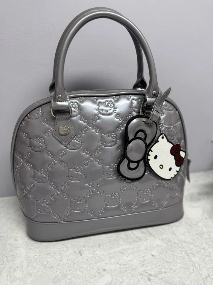 Bolso Hello Kitty x Loungefly Medio Gris Repujado 14" x 11" Foto 4 de 4
