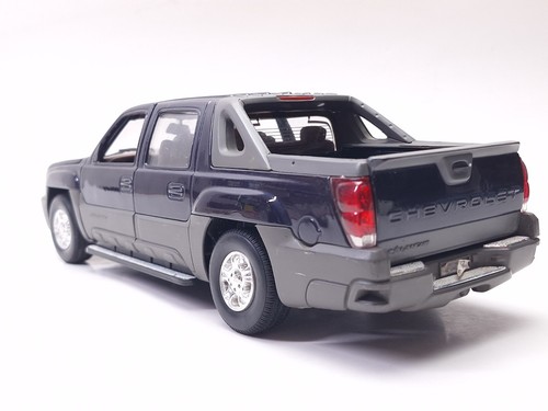 Welly 2001 Chevrolet Avalanche Pickup Truck 1:18 Diecast Scale - Picture 6 of 19