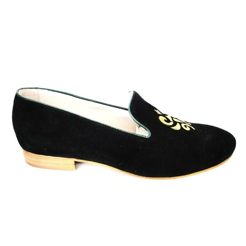 Zapato de piel serraje hilo dorado  negro con h con el fondo negro marca J'himos