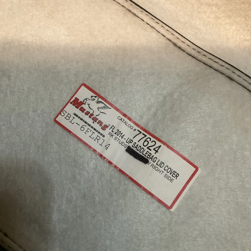 Mustang - 77624 - Cubiertas de tapa de alforja, tachuelas negras Harley Davidson 2014 arriba  Foto 4 de 4