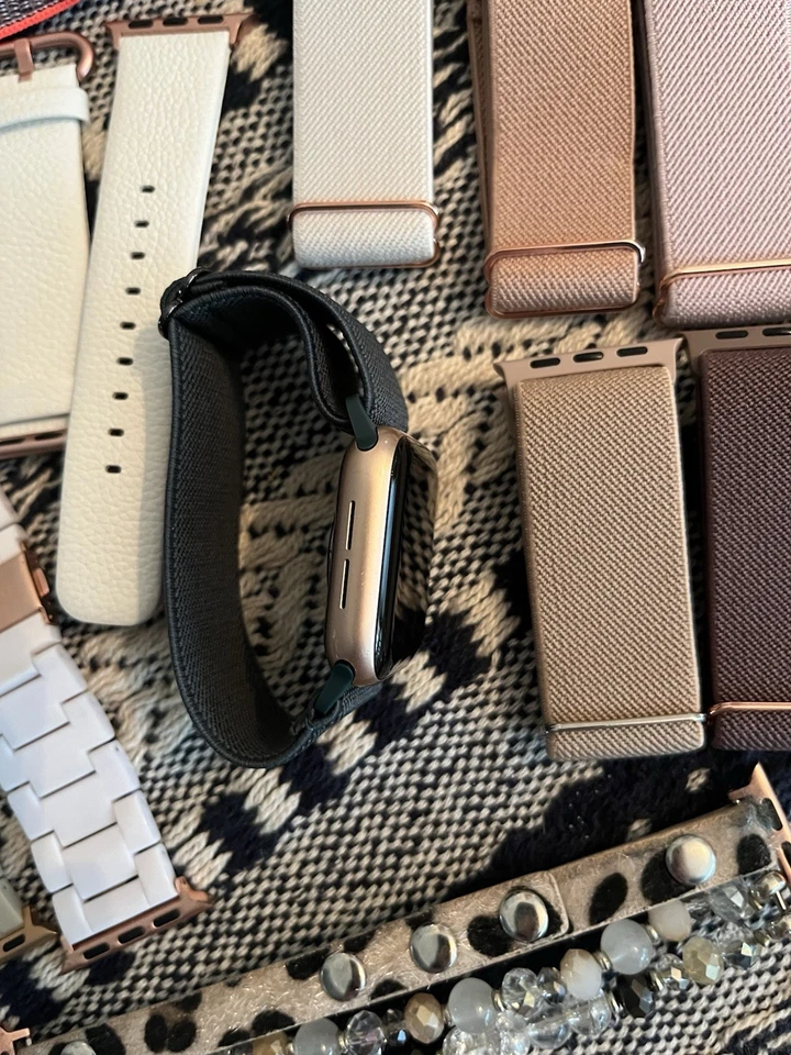 Apple Watch Series 4 40 mm Gold Aluminum Case with Multiple Bands! - Image 4 of 4