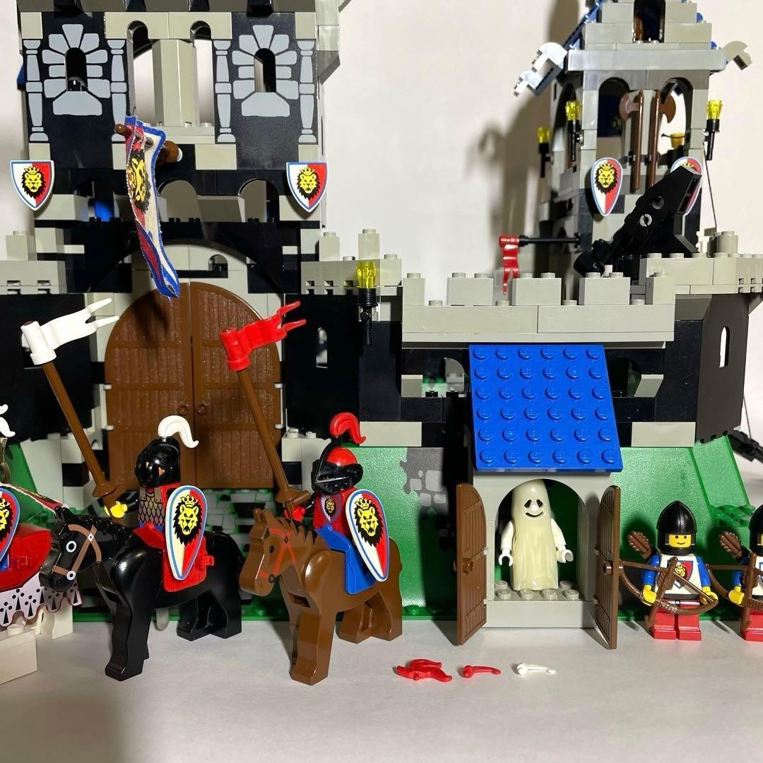 LEGO System Castle Royal Knight's Castle 6090 In 1995 Used Retired