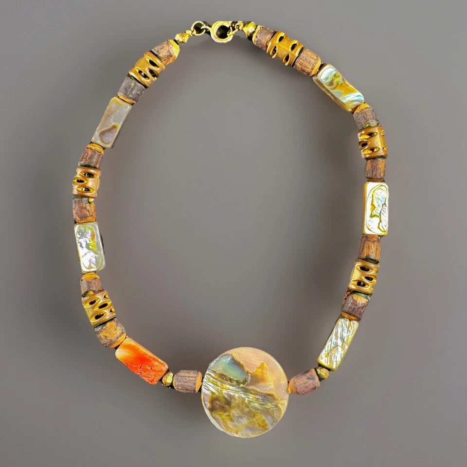 "Gargantilla colgante reversible de mediados de siglo concha de abulón rojo con cuentas cuadradas de madera 13""" Foto 2 de 4