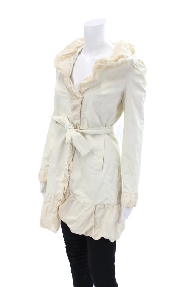 Jaqueta feminina Blanc Noir com capuz manga comprida botão de pressão babado bege tamanho P - Imagem 2 de 4