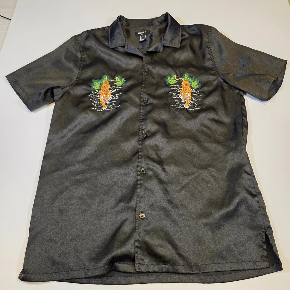 Forever 21 男式黑色缎面老虎刺绣露营衬衫,尺寸 S 短袖 — 第 4/4 张图片