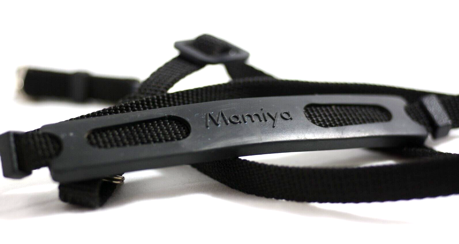MAMIYA 1/2 INCH WIDE CAMERA STRAP WITH PAD AND METAL RINGS (EXCELLENT)
